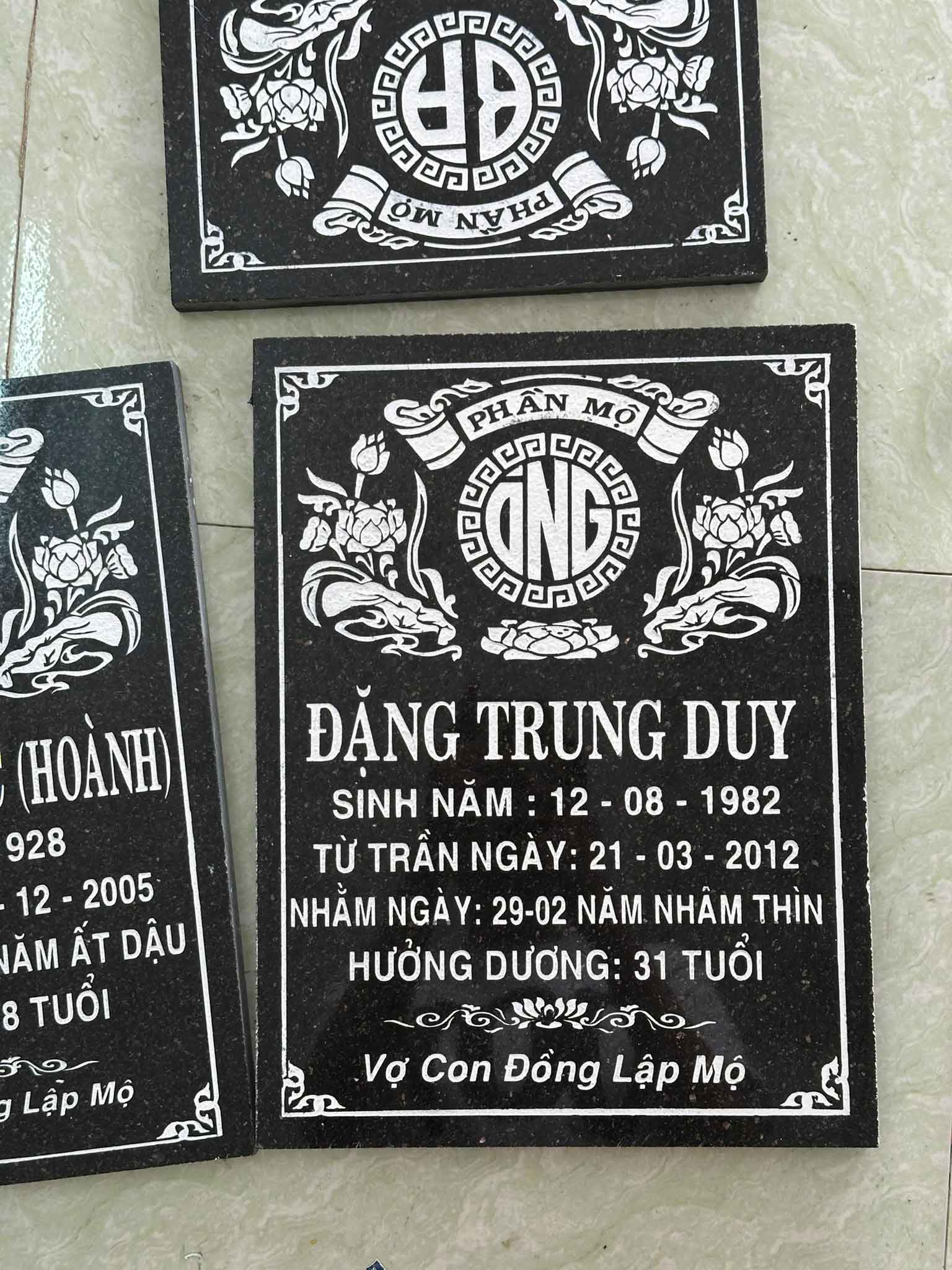 khac bia mo go cong 4