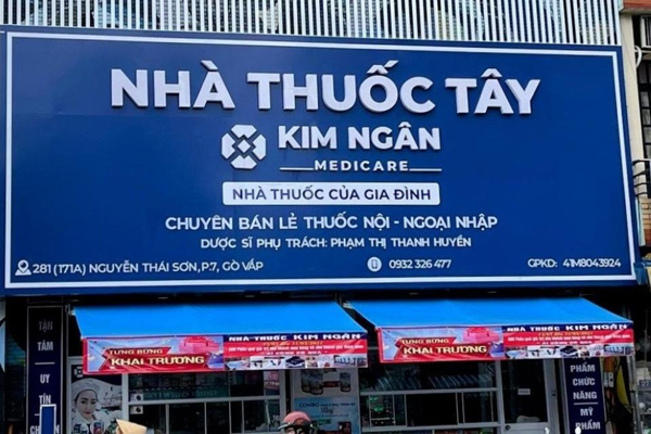 bang hieu nha thuoc thuong co mau xanh duong xanh la cay
